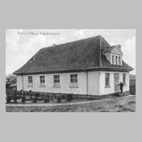 105-0199 Die Baptistenkapelle in Tapiau. Am Eingang Prediger Bauer.jpg